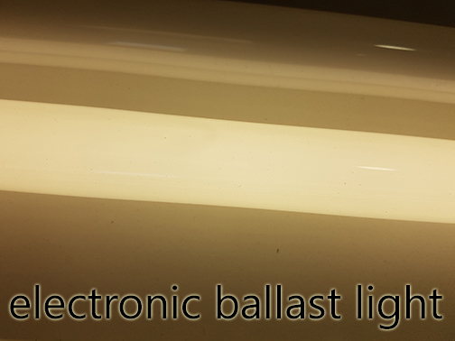 Non-flickering effect of electronic ballast lights